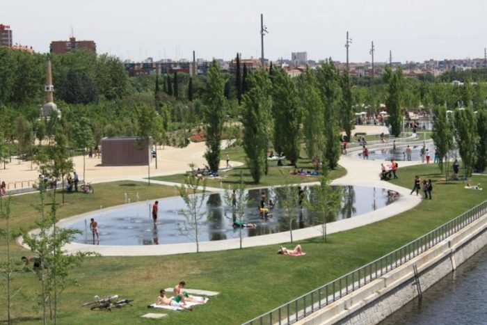 10. Picnic en Madrid; Espacios al aire libre con arboledas y áreas verdes, ideal para disfrutar de un picnic.