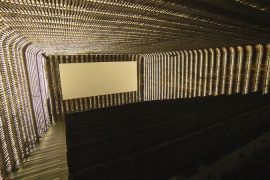 4.Cines en Madrid; El sonido envolvente de la sala anticipa el comienzo de la película, mientras los cinéfilos se sumergen en la narrativa visual de la gran pantalla