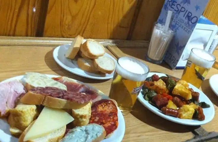 Sirven cañas bien frías acompañadas de tapas muy ricas, además patatas con salchichas y pimientos