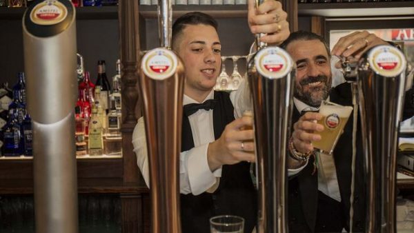 Las marcas de cerveza donan 15 millones de litros de cerveza a los bares