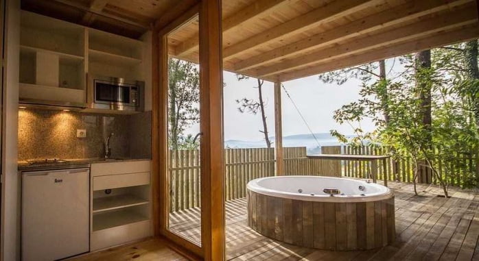 1. Cabañas en los árboles; Rústica vivienda de madera entre frondosas arboledas.