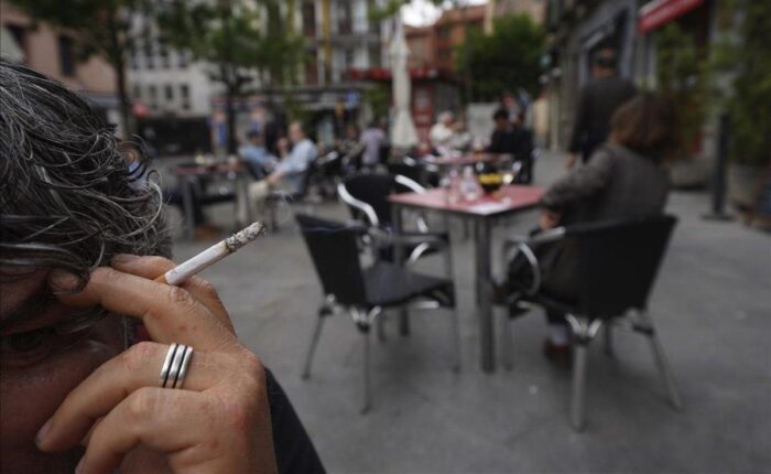 La Comunidad de Madrid se plantea prohibir fumar en espacios públicos
