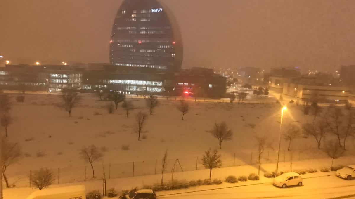 El temporal de nieve de Madrid corta carreteras y cierra Barajas