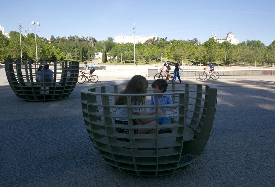 Ikea instala en Madrid Río los bancos sociales llamados Meeting Bowls