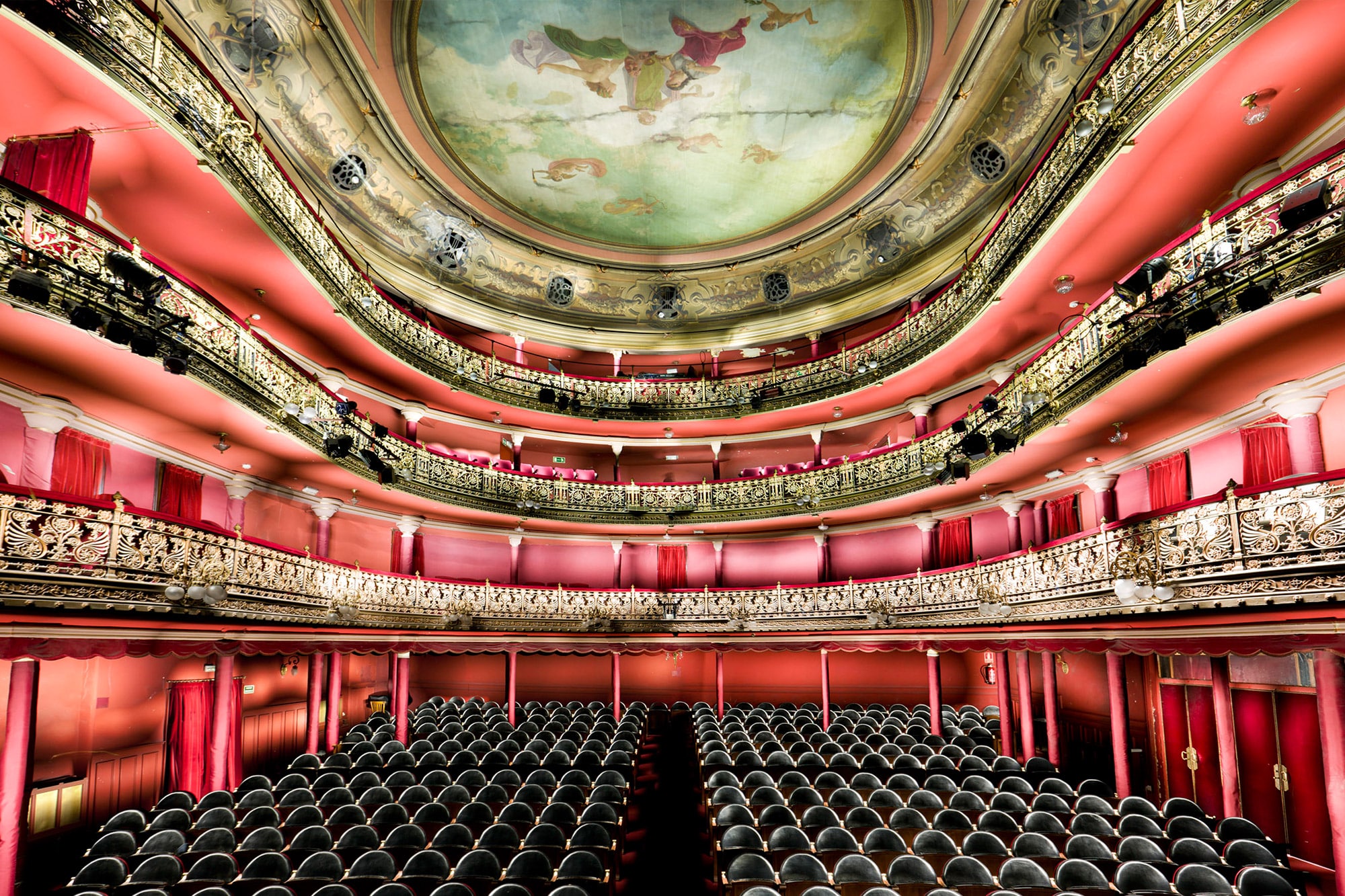6.Teatros en Madrid; Pasillos internos que albergan la anticipación antes del espectáculo, con murmullos emocionados y el bullicio de los últimos preparativos.