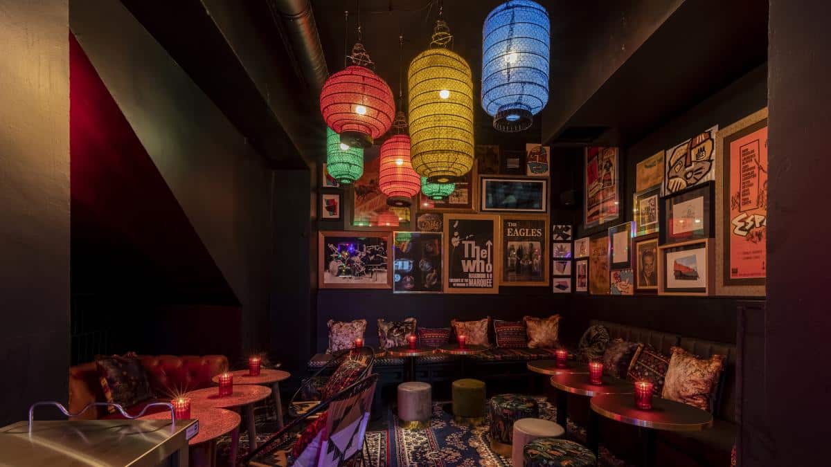 El bar 'Rockade' de la Latina te transporta al Madrid de los años 80