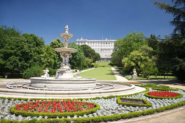 2.Museos en Madrid; Murales vibrantes que dan vida a las fachadas, convirtiendo las calles en lienzos urbanos que narran historias de la ciudad.