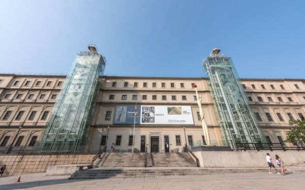 3.Museos en Madrid; Instalaciones artísticas al aire libre que desafían la percepción, invitando a explorar el arte desde nuevos ángulos y perspectivas visuales.